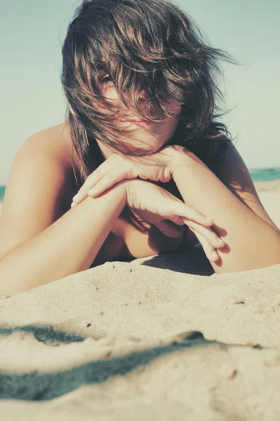 Menina descansando na praia — Fotografia de Stock