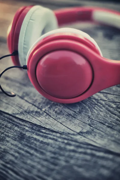 Auriculares en mesa de madera — Foto de Stock