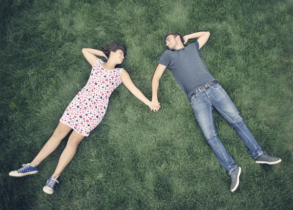 Pareja acostada en la hierba — Foto de Stock