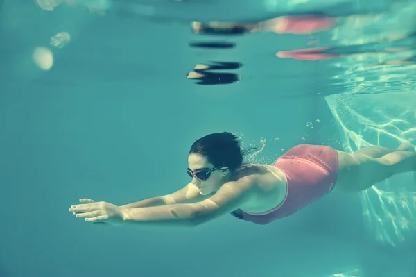 Meisje onderwater zwemmen — Stockfoto