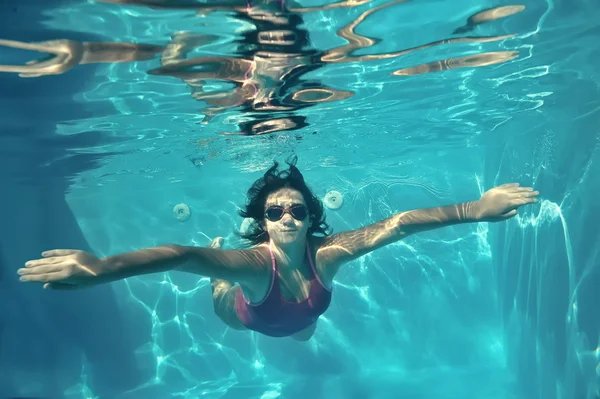 Girl swimming underwater — Stock Photo, Image