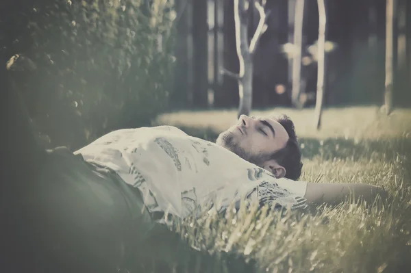 Мальчик лежит на траве — стоковое фото