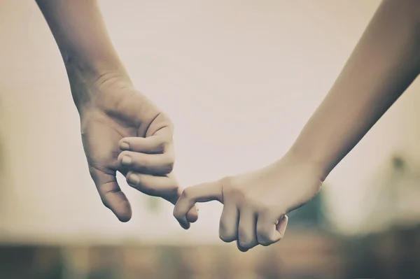 El ele tutuşan çift