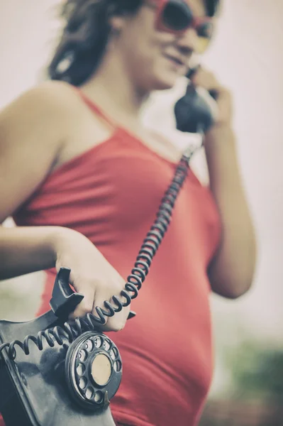 Lány beszél a régi telefon — Stock Fotó