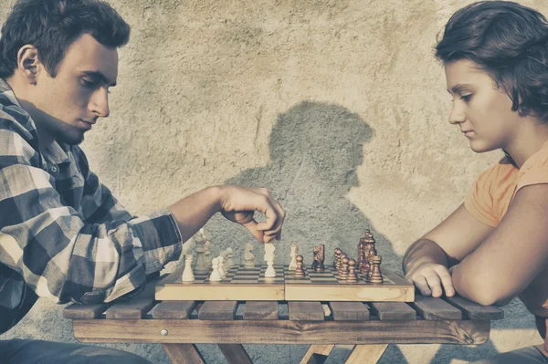 Pasangan bermain catur — Stok Foto