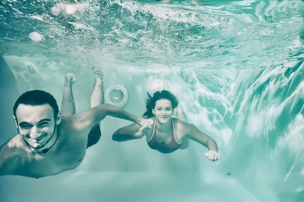 Couple swimming underwater — Stock Photo, Image