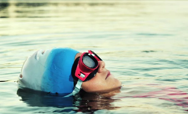 Girl swimming underwater in sea. — Stock Photo, Image