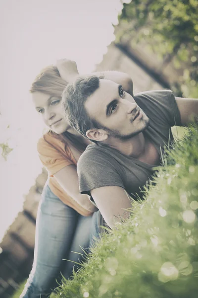 Paar liegt im Gras — Stockfoto