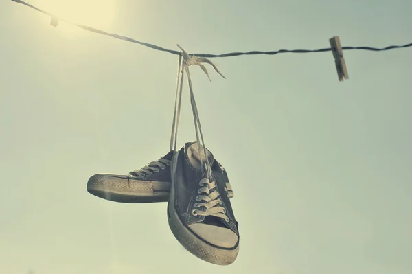 Clothesline üzerinde kirli spor ayakkabı — Stok fotoğraf