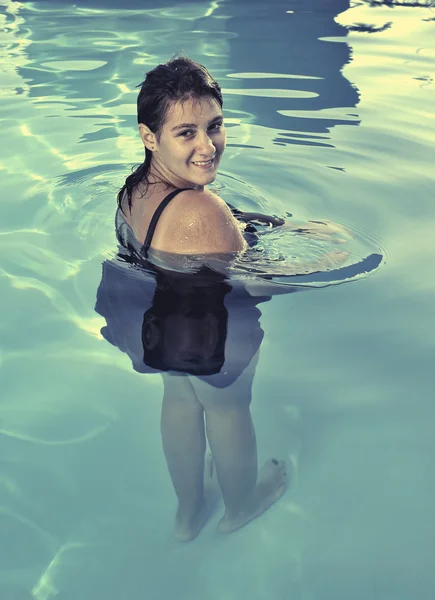 Girl in swimming pool — Stock Photo, Image