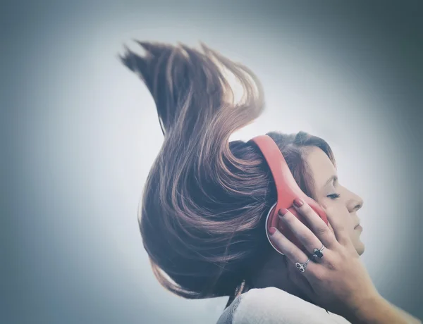 Chica escuchando música en los auriculares — Foto de Stock