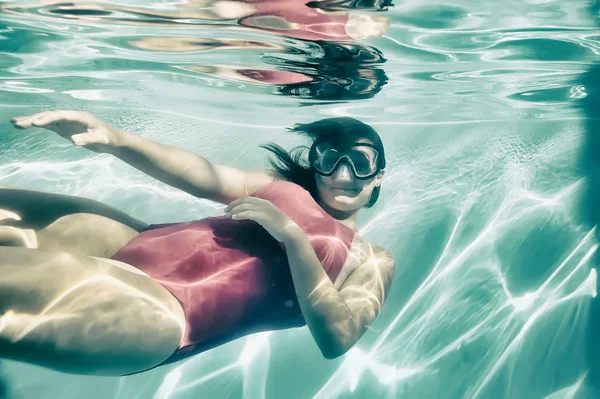 Дівчина, плавання під водою — стокове фото