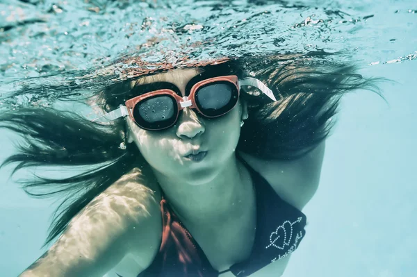 Dziewczyna pływanie pod wodą w morzu. — Zdjęcie stockowe