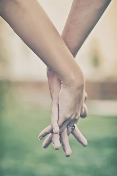 El ele tutuşan çift