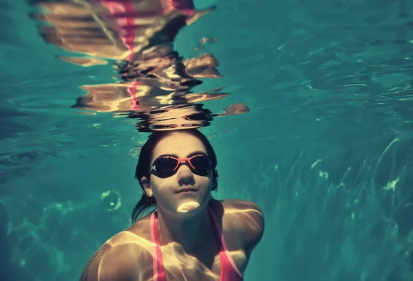 Girl swimming underwater — Stock Photo, Image