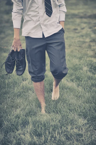 El hombre camina sobre la naturaleza — Foto de Stock