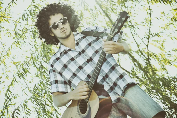 Chico tocando una guitarra — Foto de Stock