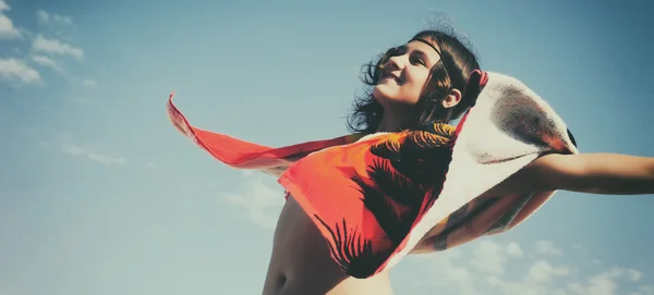 kız mavi gökyüzü arka plan üzerinde