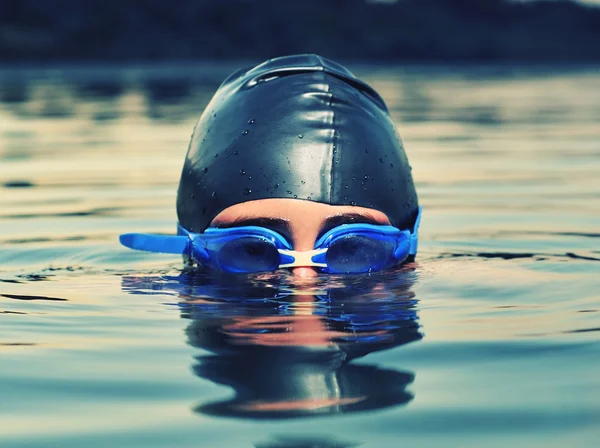 Young boy swimming in sea — Stock Photo, Image