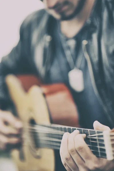 Man spelar gitarr — Stockfoto