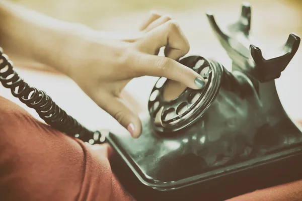 Kadını eski telefonla arıyor