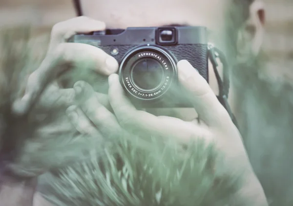 Menino fotografado em uma câmera antiga — Fotografia de Stock