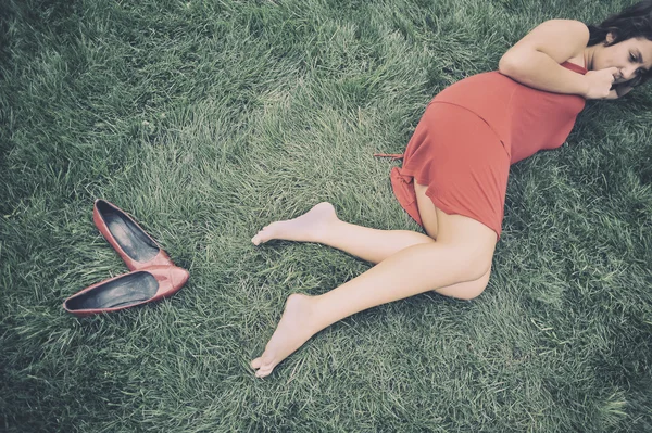 Fille couché sur l'herbe — Photo