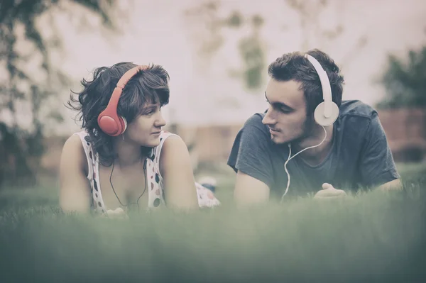 Pareja escuchando música en auriculares —  Fotos de Stock