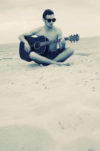 Boy playing guitar on the beach — Stock Photo, Image