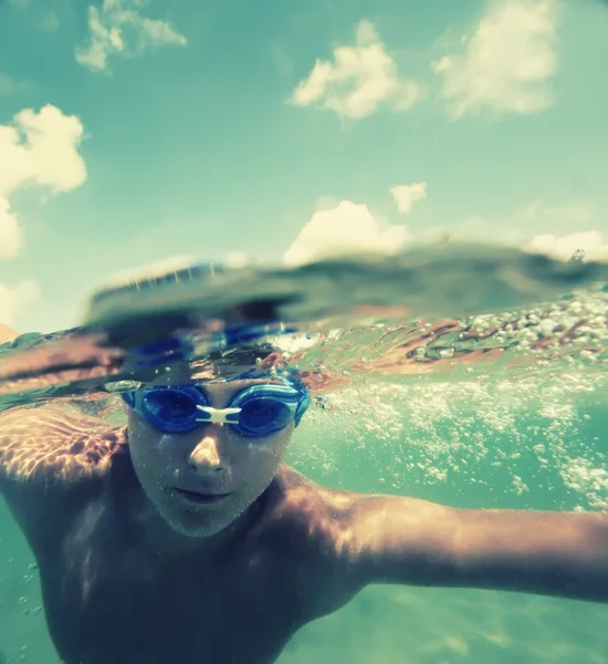 Людина, плавання під водою — стокове фото