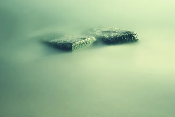 Platten in ruhigem Wasser — Stockfoto