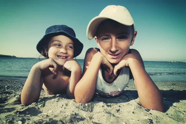 Kinder liegen am Sandstrand — Stockfoto