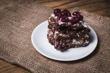 Brownie kek ile zemin kiraz ahşap oyun tahtası