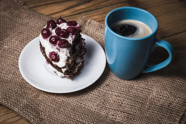 커피와 체리 케이크의 컵 — 스톡 사진