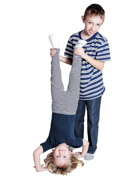 Funne kleine jongen en meisje geïsoleerd op wit — Stockfoto
