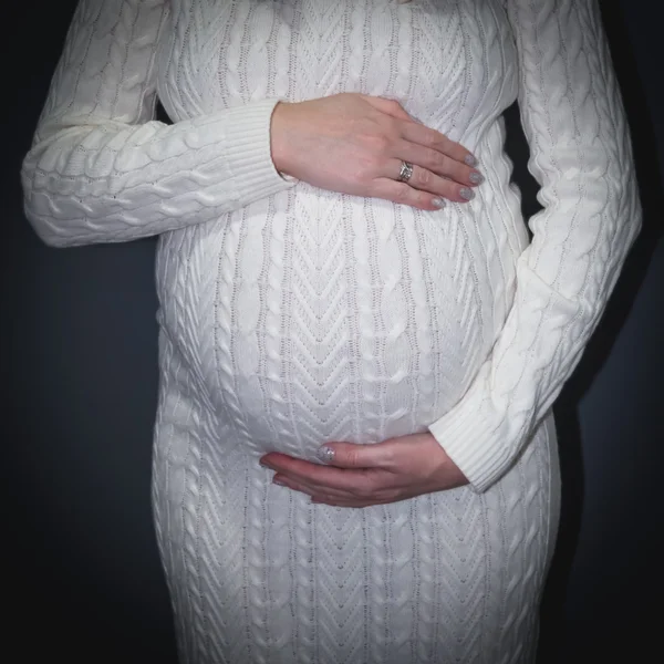 Közelről egy aranyos terhes has — Stock Fotó