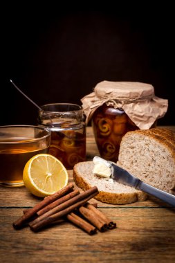 Ahşap masa üzerinde ekmek üzerine ev yapımı narenciye portakal reçeli