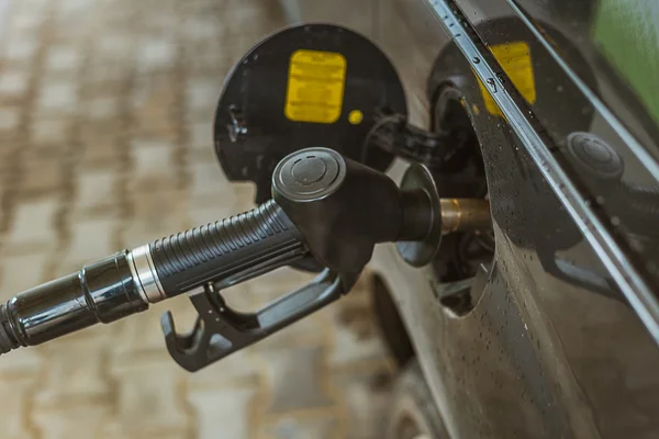 Bombeamento de combustível de gasolina no carro no posto de gasolina — Fotografia de Stock