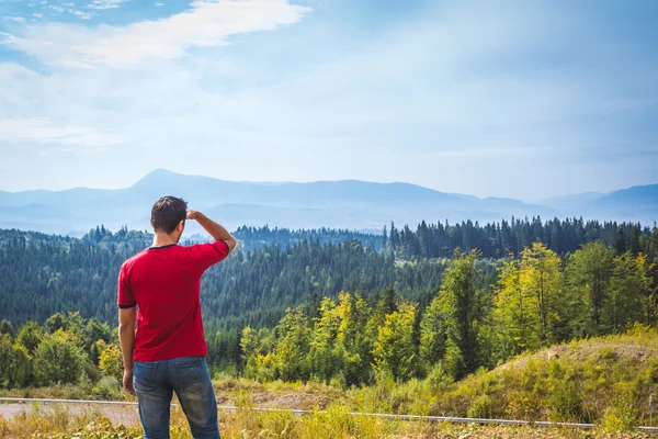 Hombre en la cima de la montaña —  Fotos de Stock