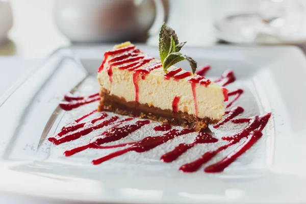 체리 잼으로 맛 있는 디저트 치즈 케이크 — 스톡 사진