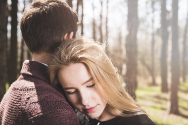 Genç şık moda çift çarpıcı şehvetli açık portresi 