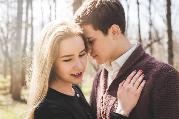 Impresionante retrato sensual al aire libre de pareja de moda con estilo joven — Foto de Stock