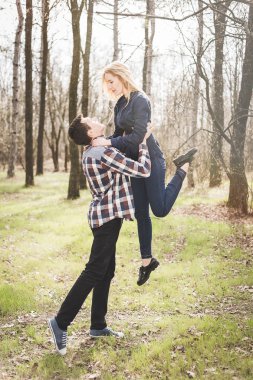 Bahar parkta yürüyüş aşık genç Çift 