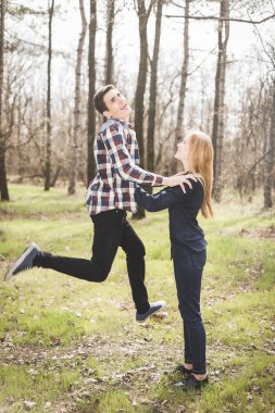 Bahar parkta yürüyüş aşık genç Çift 