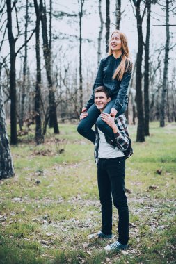 Bahar Park'ta yürüyordunuz genç çift tr 