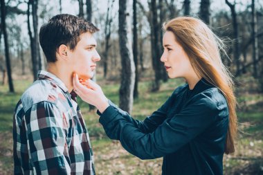 Bahar Park'ta yürüyordunuz genç çift tr 