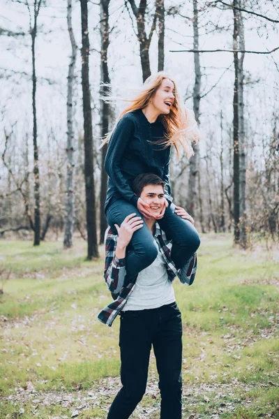 Fiatal pár szeretet séta a tavaszi parkban — Stock Fotó