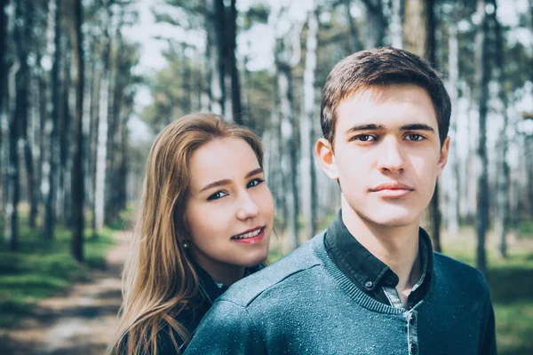 Impresionante retrato sensual al aire libre de pareja de moda con estilo joven —  Fotos de Stock