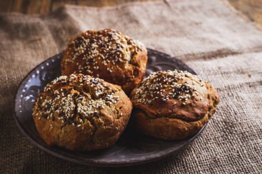 ev yapımı taze pişmiş ekmek rustik ahşap zemin üzerine