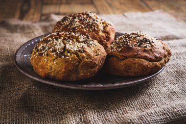 Ev yapımı taze pişmiş ekmek rustik ahşap zemin üzerine